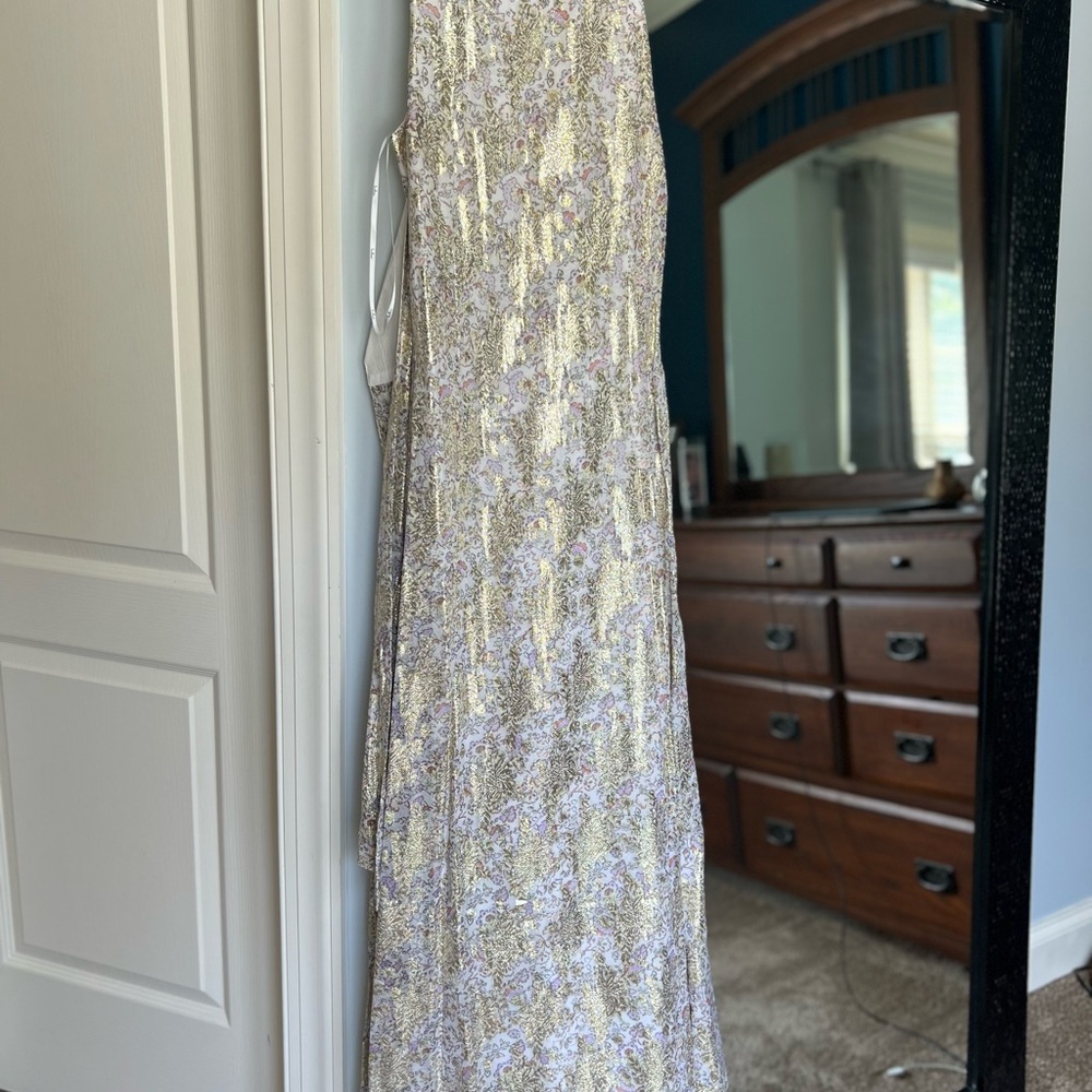 Romantic Charm White and Gold Floral Print Tied back midi dress. Never worn. - Picture 5 of 7